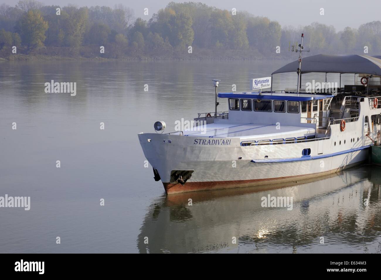Boretto (Reggio Emilia, Italien), Anlegestelle am Fluss Po, Motorboot Stradivari Stockfoto