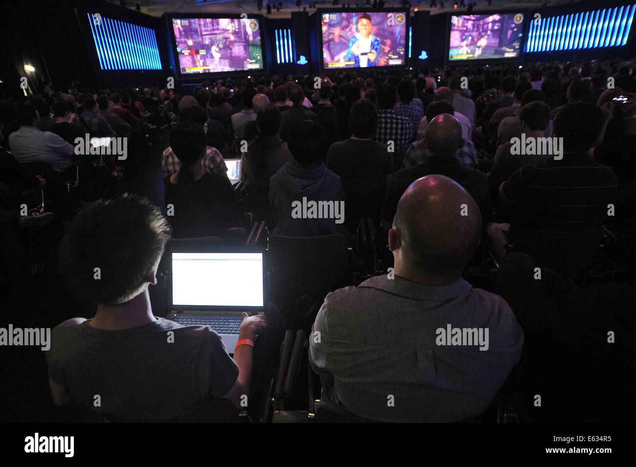 Köln, Deutschland. 12. August 2014. Besucher nehmen Teil in einer Pressekonferenz von Sony Computer Entertainment, für eine Presention der neuen Spiele für die Playstation Konsole vor der Computerspiele Spiele Messe "Gamescom" in Köln, Deutschland, 12. August 2014. Sony verkauft 10 Millionen Einheiten der neuen Playstation 4 Konsole seit seiner Markteinführung vor 6 Monaten. Foto: Henning Kaiser/Dpa/Alamy Live News Stockfoto