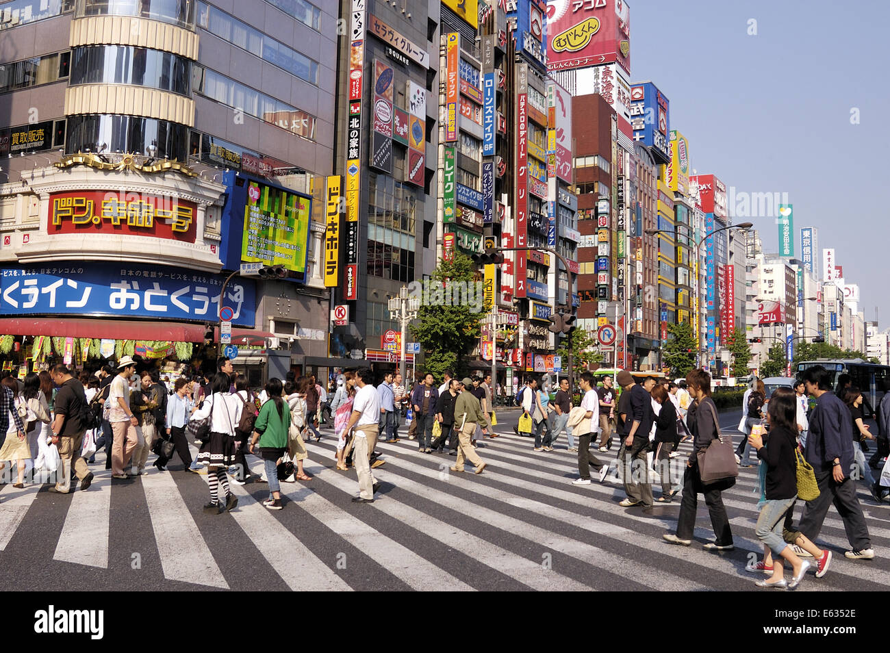 Fußgängerüberweg im shopping District, Shinjuku, Tokio, Japan Stockfoto