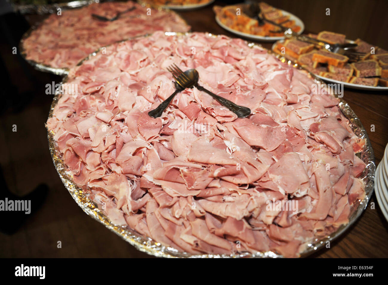 Sehr große Teller mit Schinken in einem Hochzeit-buffet Stockfoto