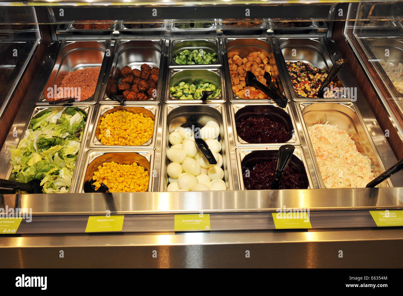 Salat-Buffet in einem Supermarkt UK Stockfoto