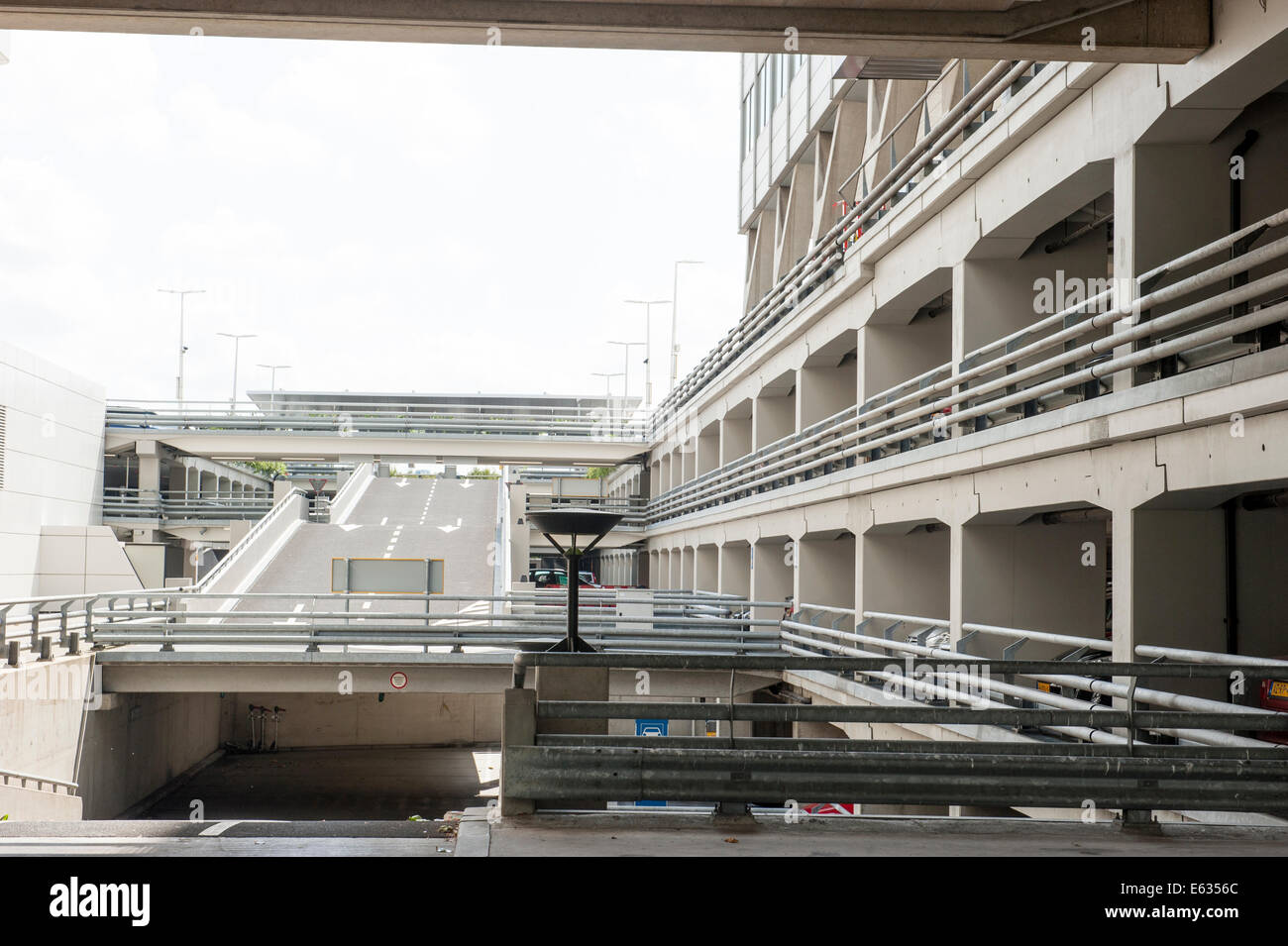 Eingang und Ausgang des Multi Level Auto Parkdeck Stockfoto