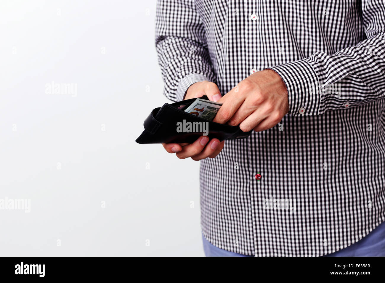 Hand zieht 100-Dollar-Banknoten aus der Brieftasche Stockfoto