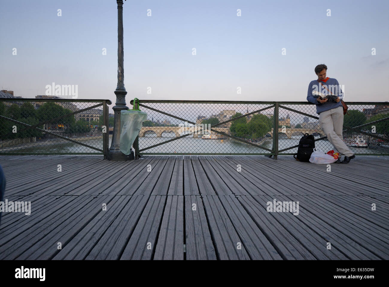 Entspannung am Pont des Arts, mit Blick auf Pont Neuf und Seine, Paris, Frankreich Stockfoto