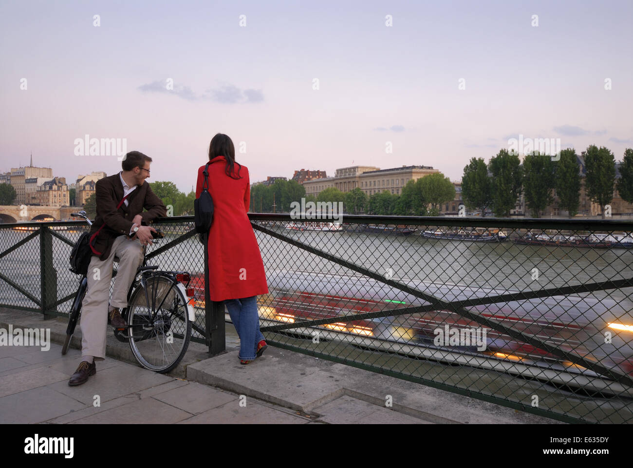 zu zweit am Fluss Seine, Paris, Frankreich Stockfoto