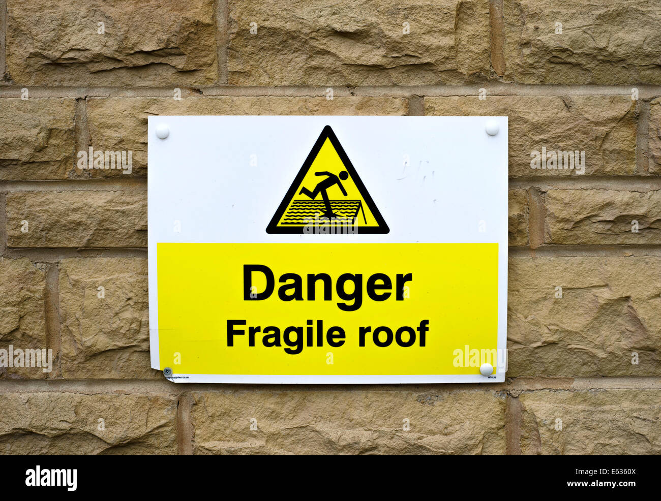 Gefahr durch einsturzgefährdetes Dach Zeichen an der Wand Stockfoto
