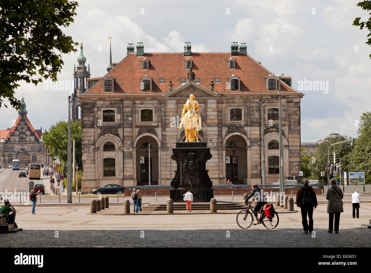 Goldener Reiter oder Goldener Reiter, eine vergoldete Reiterstatue des Kaisers Augustus das starke, Neustädter Markt in Dresden, Sachsen, Stockfoto