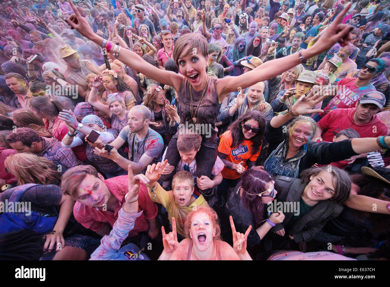 Festivalbesucher werfen Farbpulver auf dem Belladrum Tartan Herz Festival. Inverness, Schottland 2014 Stockfoto