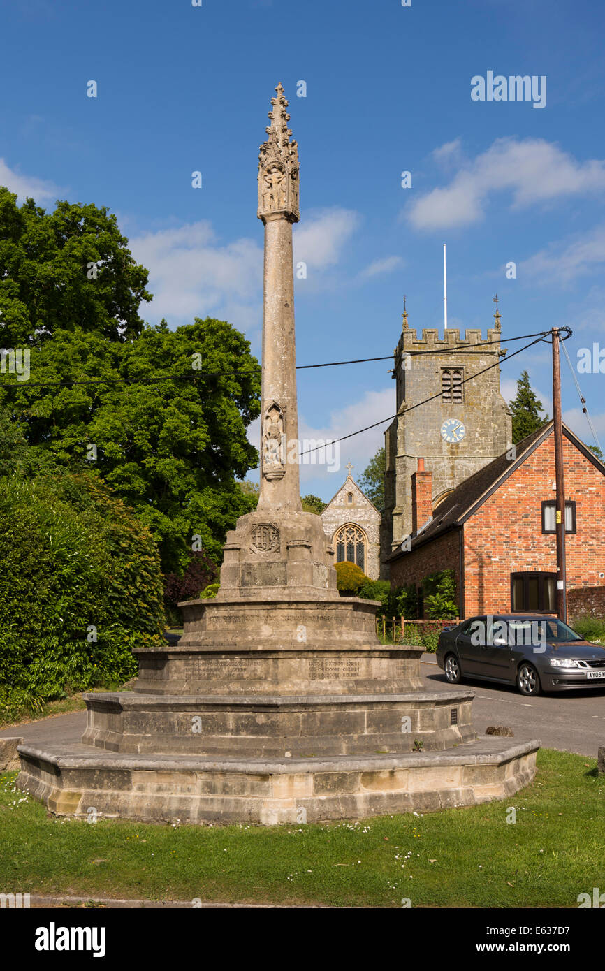 UK England, Dorset, Kind Okeford Dorf Kreuz Stockfoto