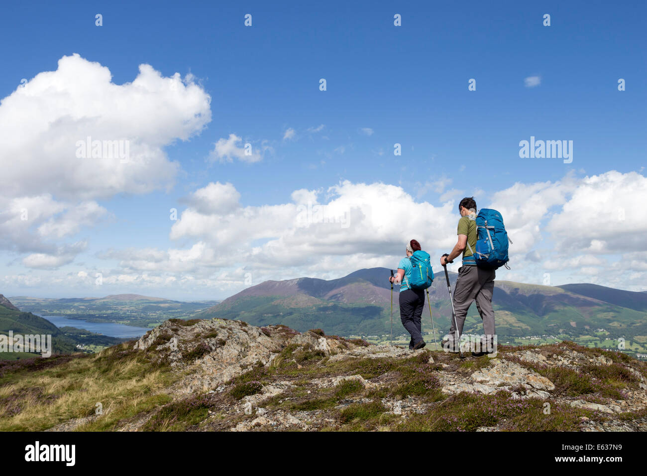 Fit und gesund mittleren Alter Wanderer auf dem Gipfel des Barrow Hill mit Skiddaw im Hintergrund See Bezirk UK Stockfoto