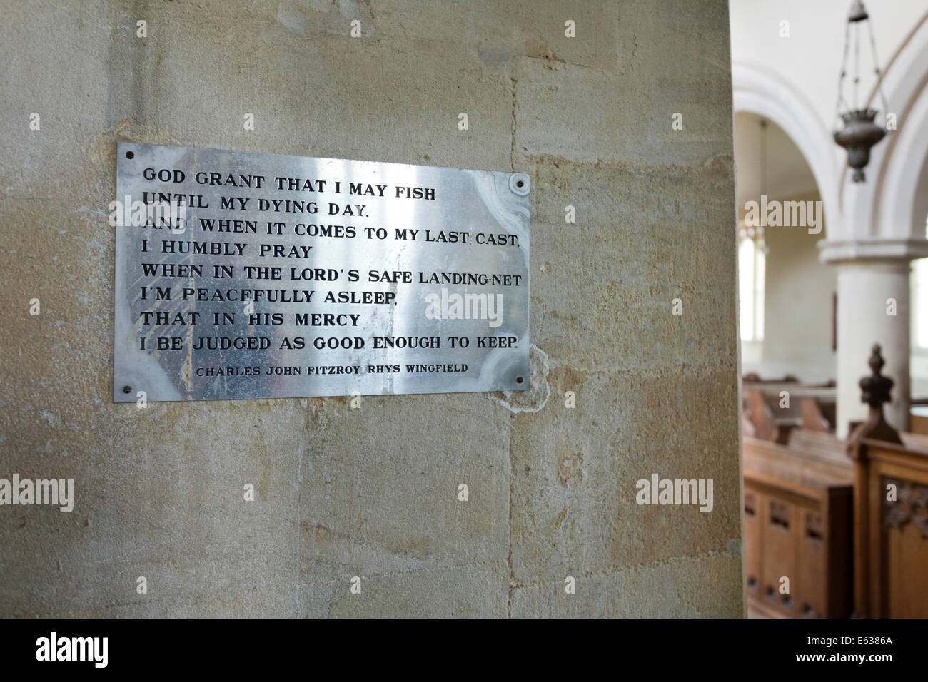 Ein Fischer Gebet auf einer Gedenktafel in der Kirche St Mary in Cotswold Dorf von Great Barrington, Gloucestershire UK Stockfoto