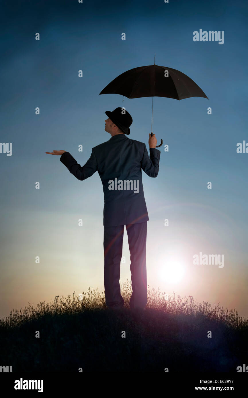 Unternehmen prognostizierten glänzende Aussichten Konzept Geschäftsmann Gefühl für Regen Stockfoto
