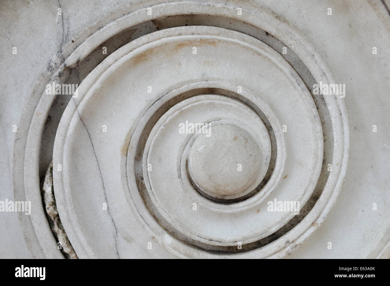 Marmor-Spirale antiken griechischen ionischen Säule Detail. Zusammenfassung Hintergrund. Stockfoto