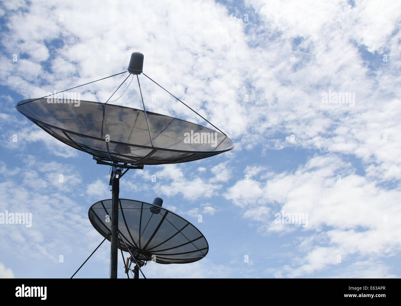 Satellitenschüssel für Kommunikation Broadcast und Netzwerk im freien Stockfoto