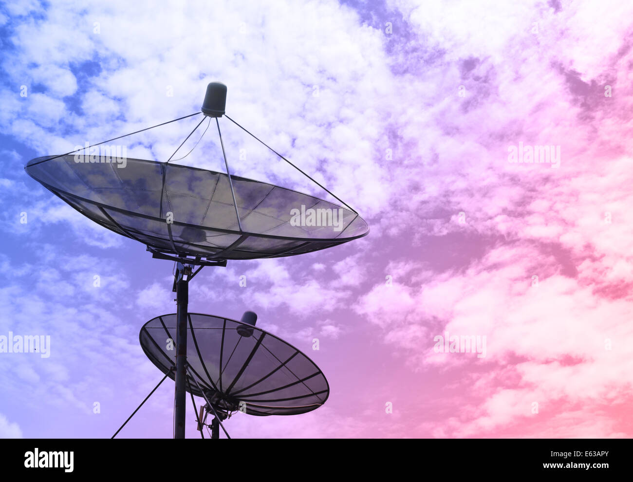 Satellitenschüssel für Kommunikation Broadcast und Netzwerk im freien Stockfoto