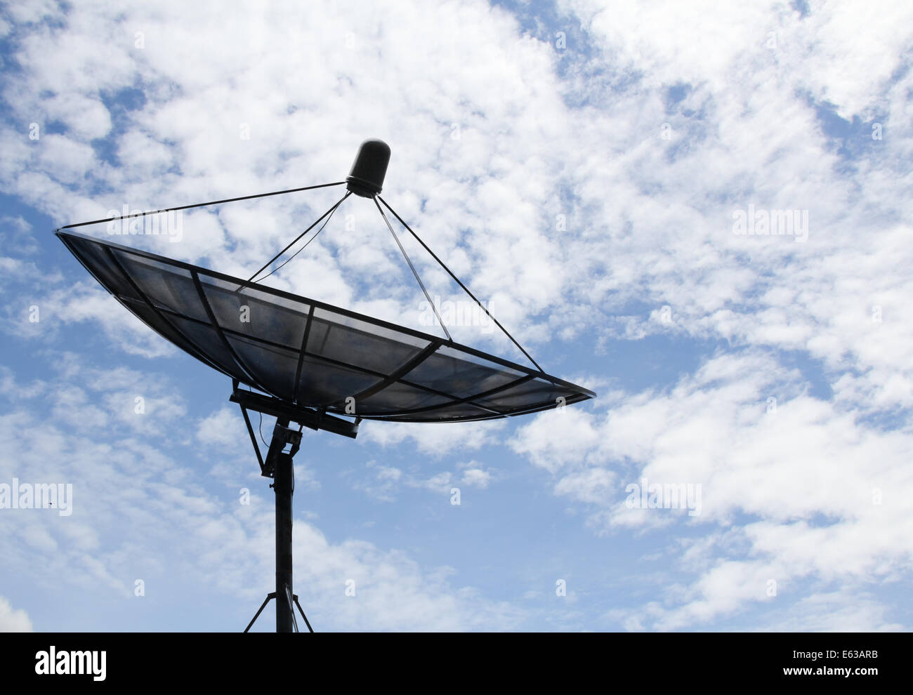 Satellitenschüssel für Kommunikation Broadcast und Netzwerk im freien Stockfoto