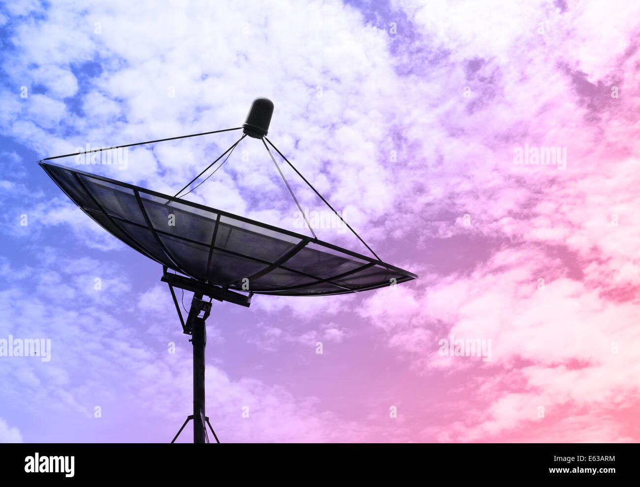 Satellitenschüssel für Kommunikation Broadcast und Netzwerk im freien Stockfoto