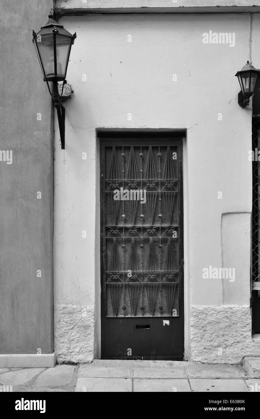 Alte Tür mit Metall Muster und alt altmodisch Straßenlaterne. Schwarz und weiß. Stockfoto