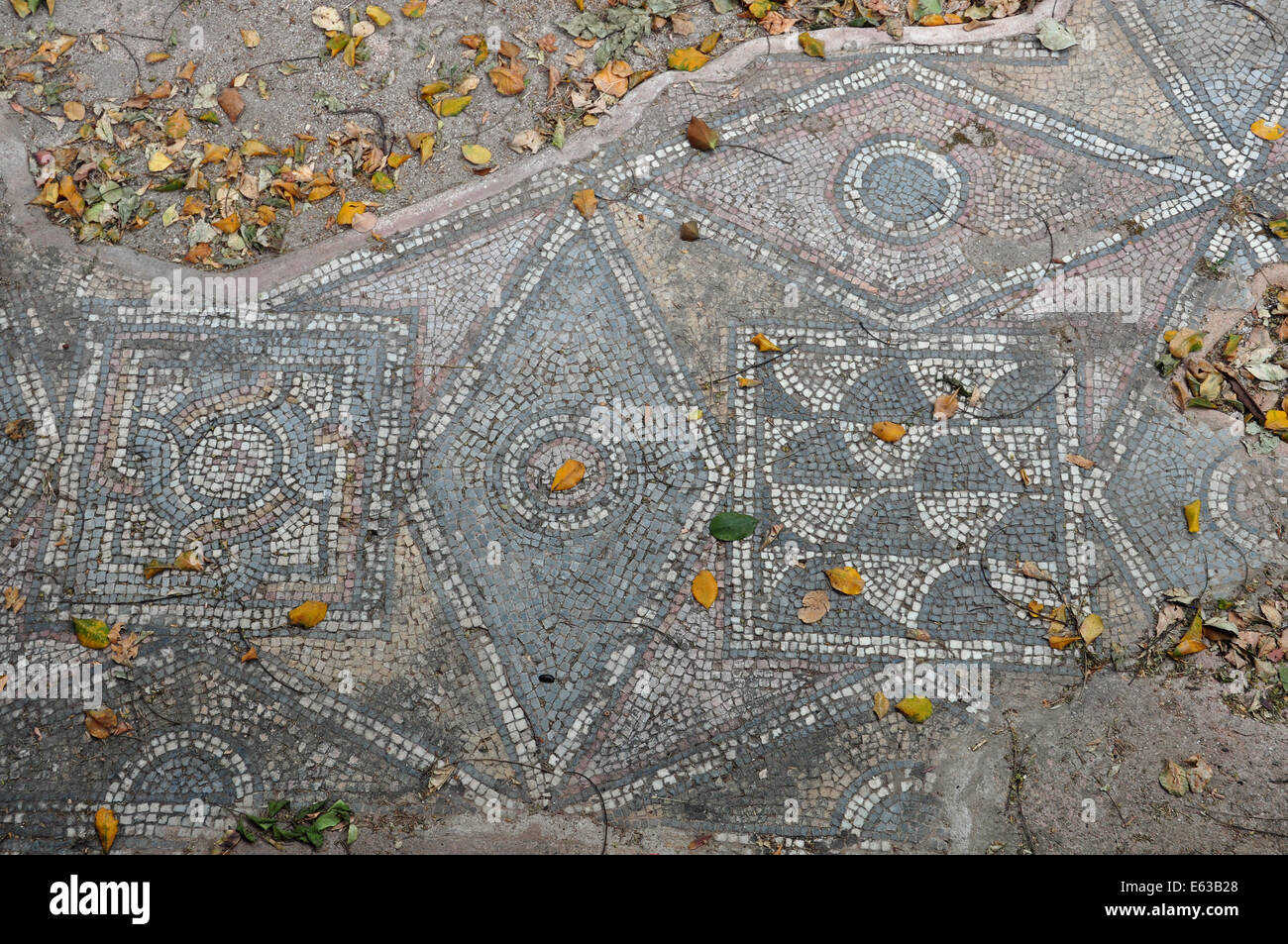 Antike römische Bodenmosaik geometrische Formen Motiv abstraktes Muster und Laub. Athen, Griechenland. Stockfoto