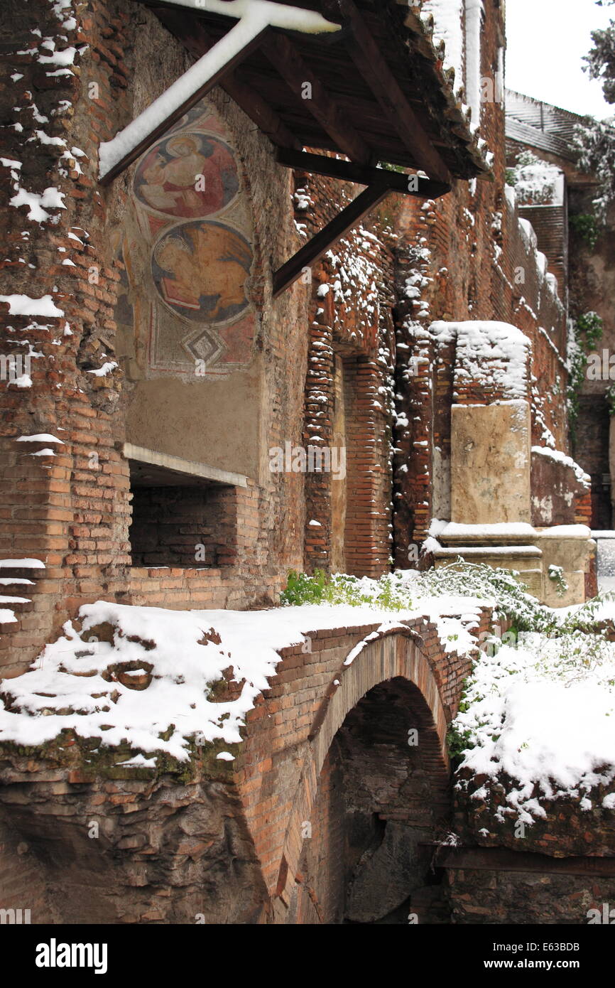 Ara Coeli Haus unter Schnee in Rom, Italien Stockfoto