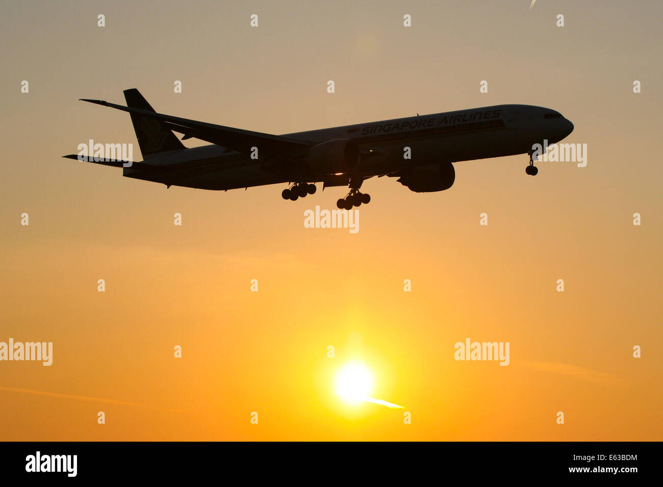 Singapore Airlines Boeing 777-300ER nähert sich Start-und Landebahn 23R am Flughafen Manchester. Stockfoto