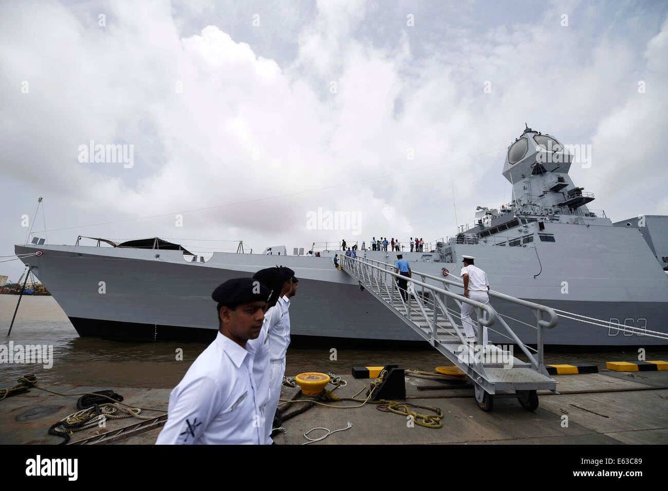 Mumbai. 13. August 2014. Die indische Marine Schiff (INS) Kolkata Liegeplatz an der Naval Dockyard in Mumbai, Indien, 13. August 2014. Das einheimisch gebaute Kriegsschiff INS Kolkata ist das erste Schiff der Kolkata-Klasse Lenkflugkörper Zerstörer und wird offiziell in Betrieb genommen werden in die indische Flotte am 16. August 2014. Bildnachweis: Xinhua/Alamy Live-Nachrichten Stockfoto