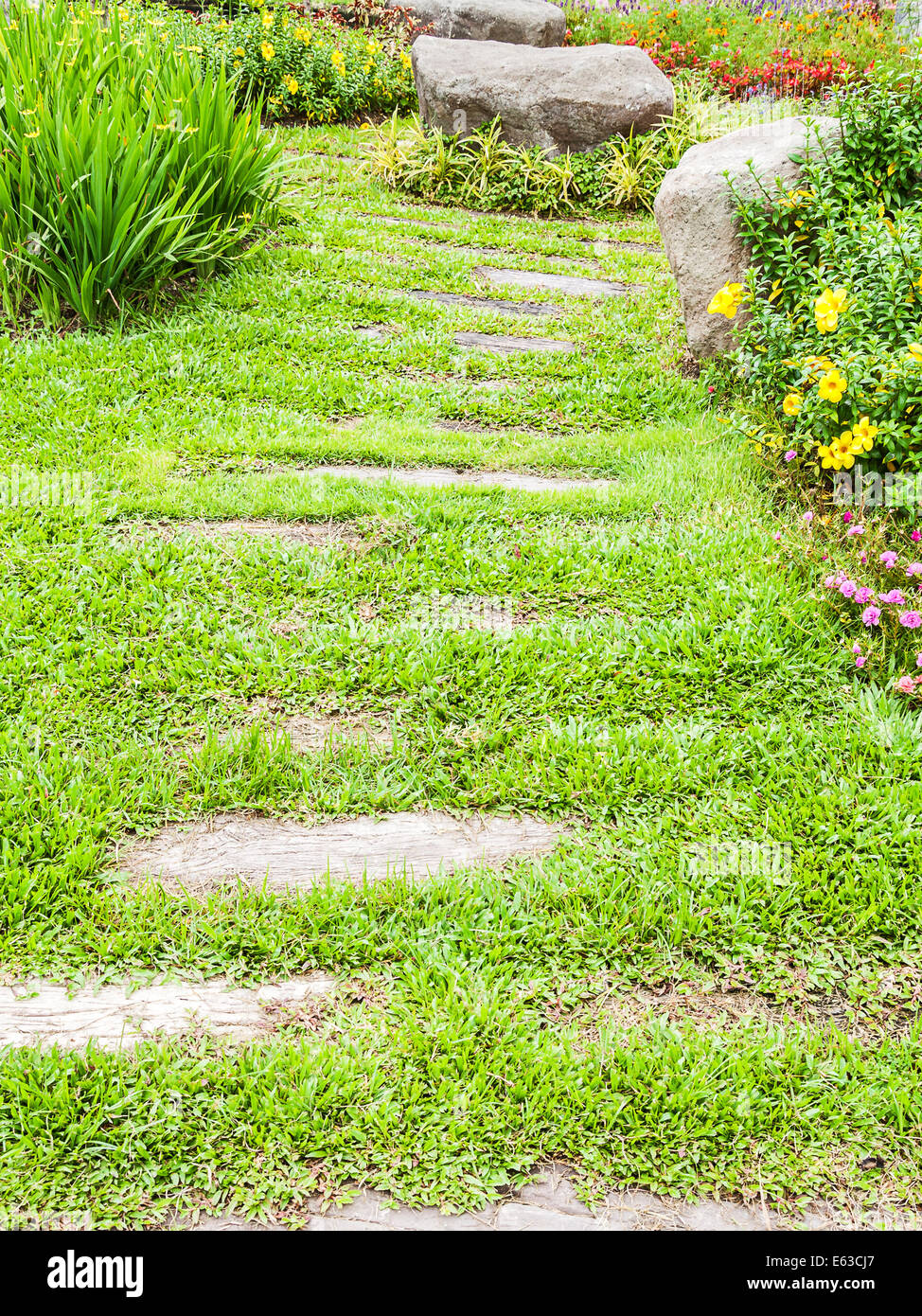 Landschaftsbau in den Garten. Der Weg in den Garten. Stockfoto