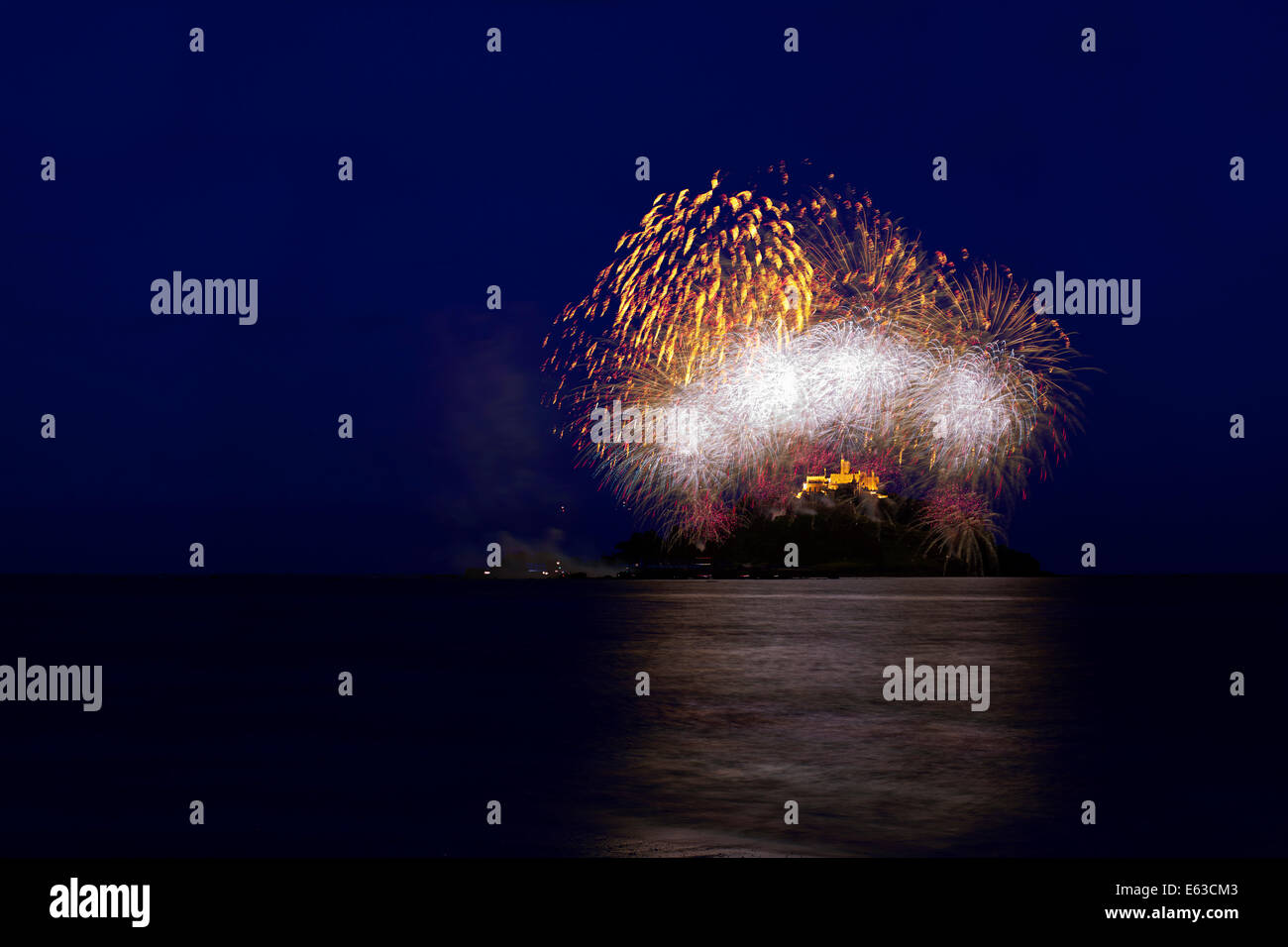 Feuerwerk am St. Michaels Mount, Cornwall, 12. August 2014 Stockfoto