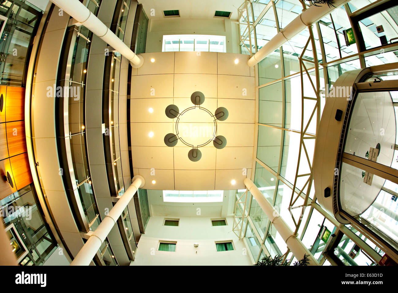 Gatwick Arora International Hotel Foyer vom Boden bis zur Decke schauen Stockfoto