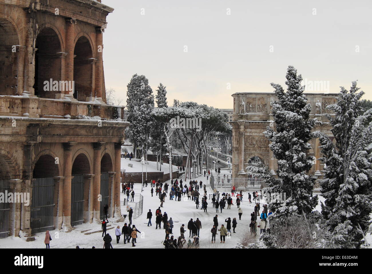 Rom - 4 FEB: Kolosseum nach starkem Schneefall am 4. Februar 2012 in Rom. Der letzte Schneefall in Rom wurde im Jahr 1985 Stockfoto
