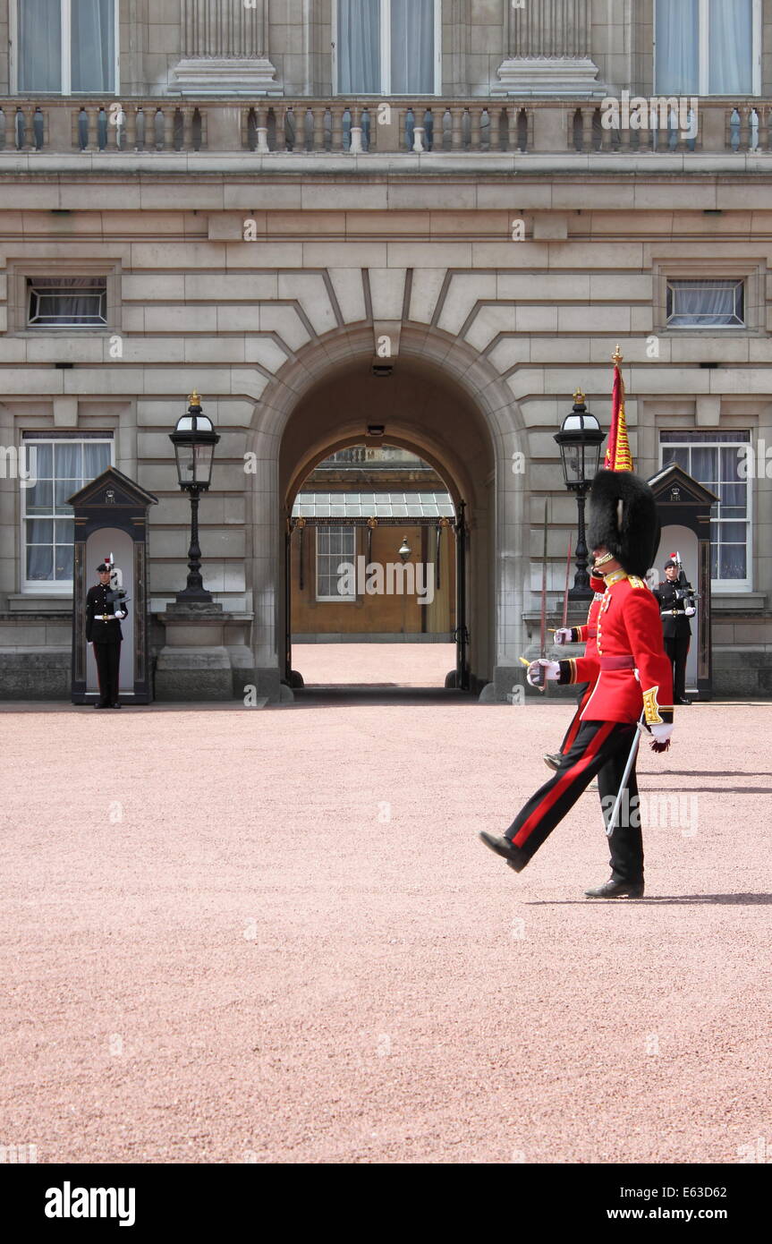 LONDON - 21. Mai: British Royal Guard führt die Wachablösung im Buckingham Palace am 21. Mai 2010 in London, Großbritannien Stockfoto