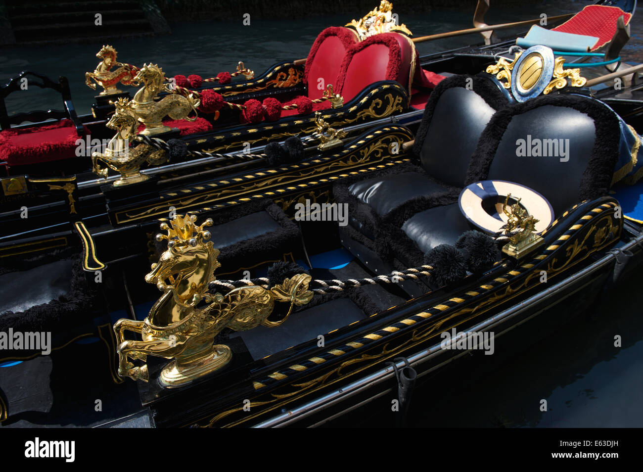 Verzierten schwarzen und roten Gondeln mit gold-Details in einem Kanal in Venedig Italien Stockfoto