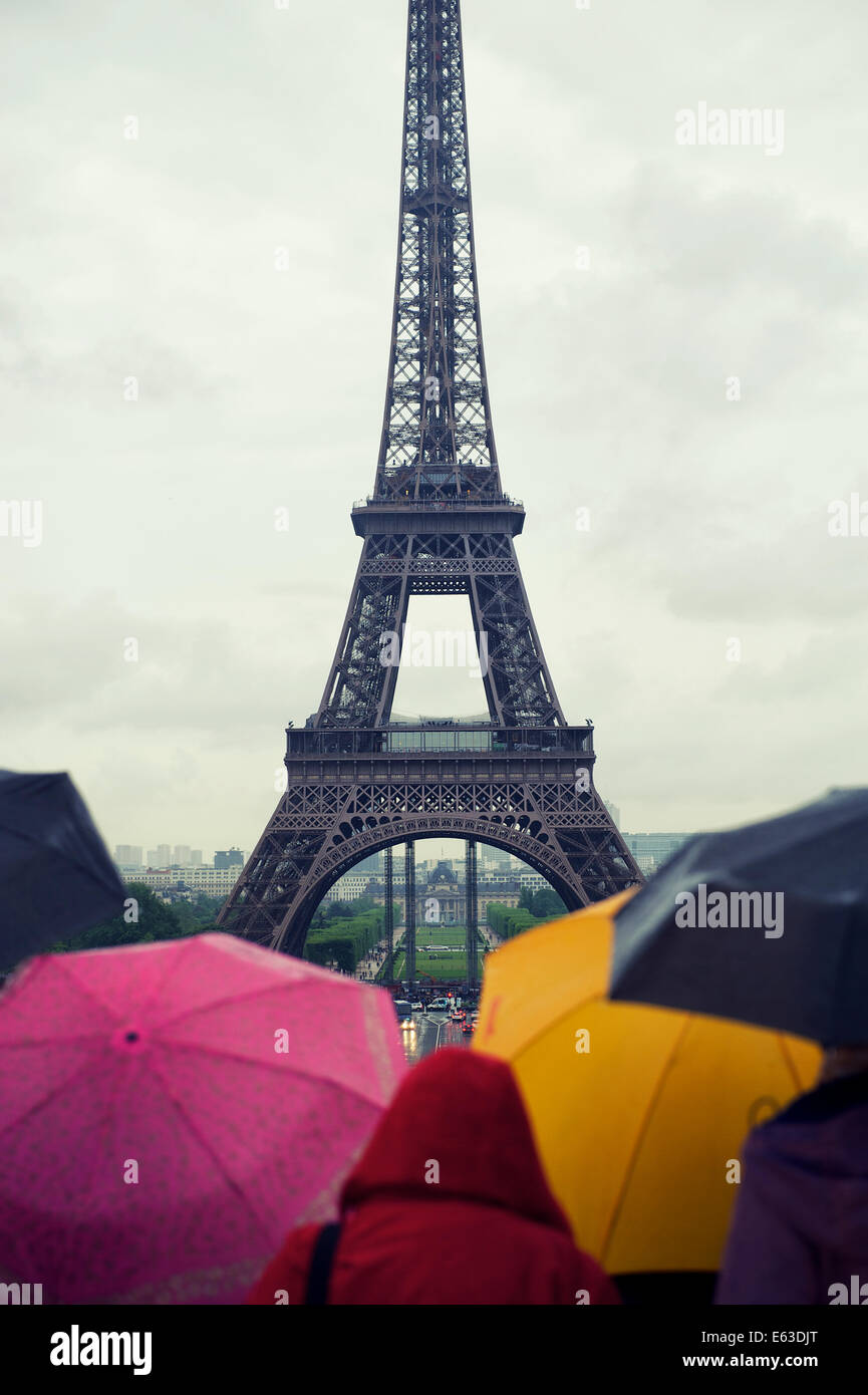 Bunte Schirme erhellen Regentag Blick auf den Eiffelturm in Paris Frankreich Stockfoto