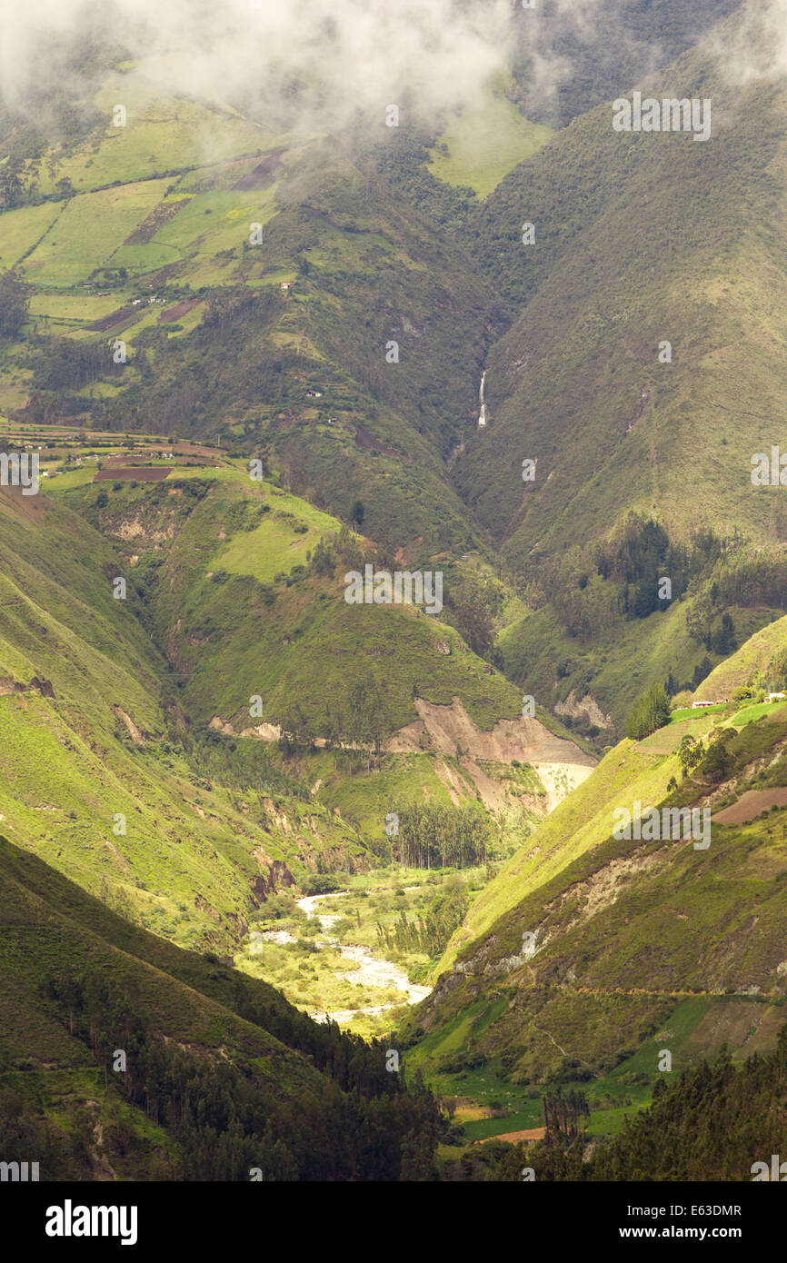 Kleiner Wasserfall auf Vulkan Tungurahua Long Distance Shot Stockfoto