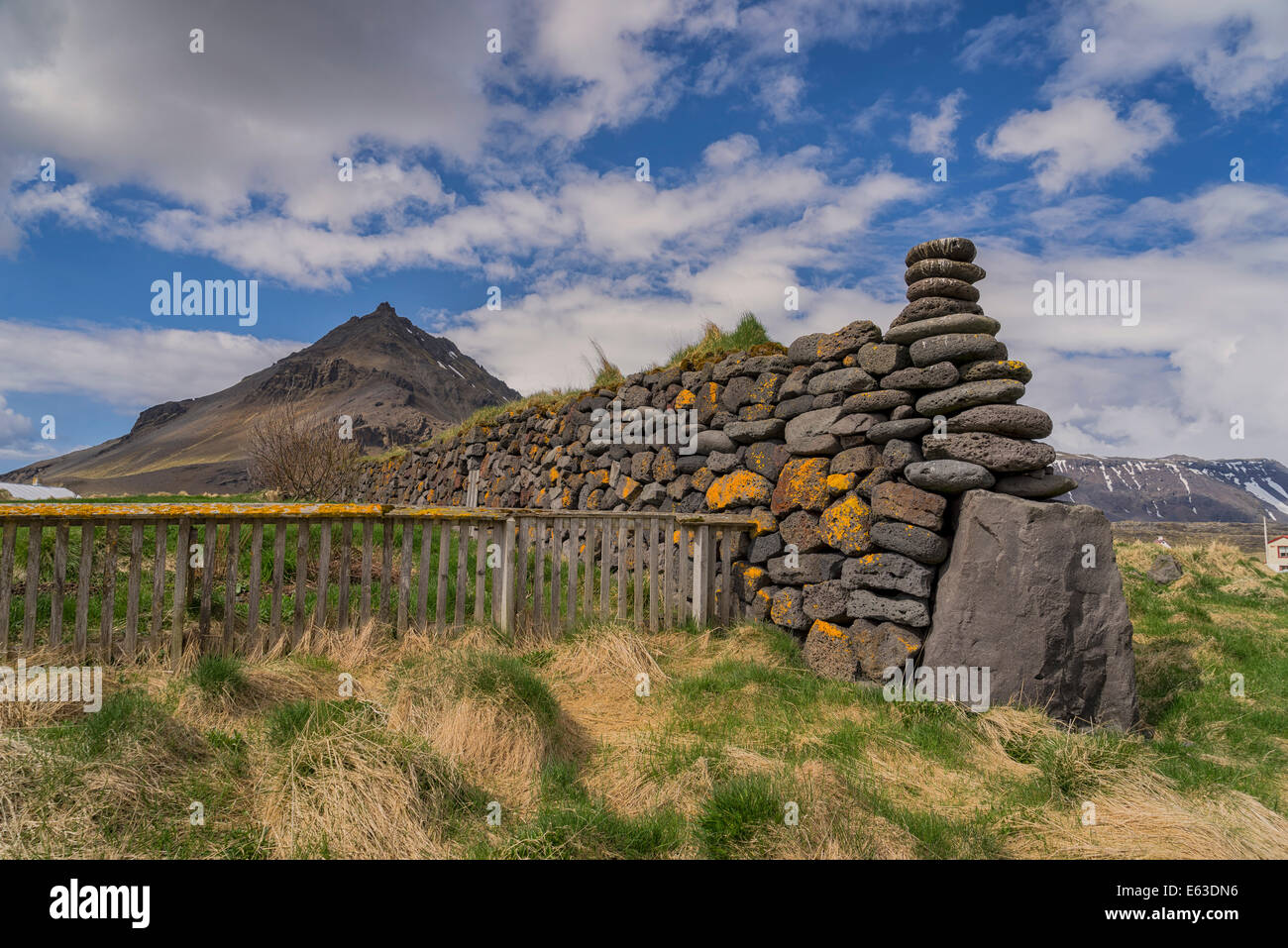 Zaun mit Steinmauer, Mt Stapafell im Hintergrund, Snaefellsnes Halbinsel, Island Stockfoto