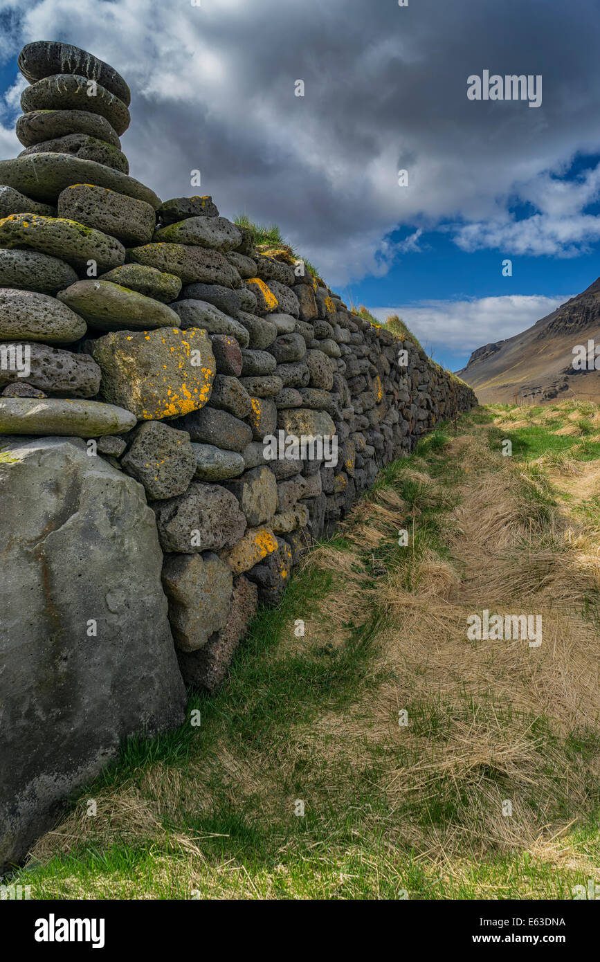 Steinmauer, Mt Stapafell im Hintergrund, Snaefellsnes Halbinsel, Island Stockfoto