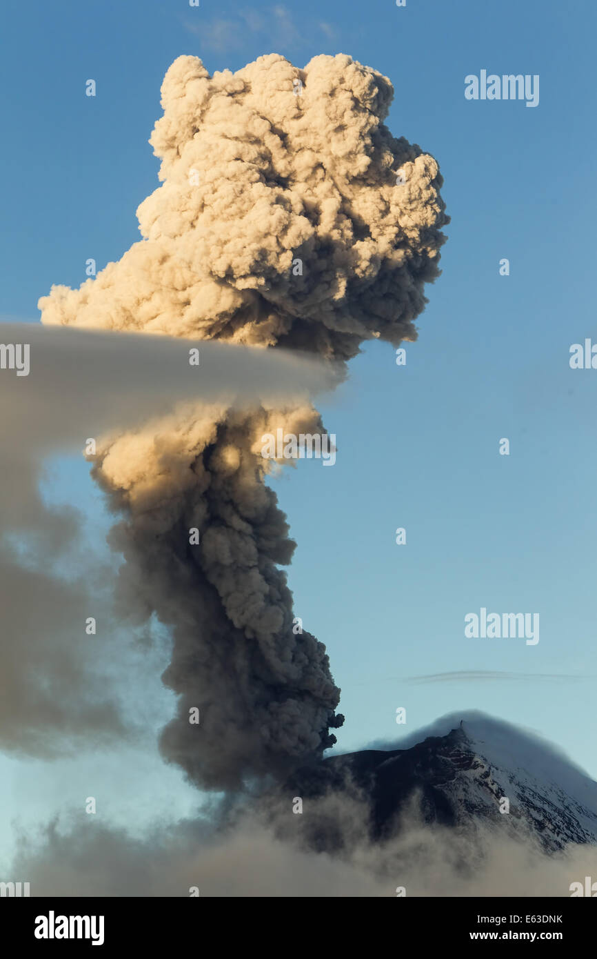 Vulkan Tungurahua in Ecuador großen Atompilz Explosion Stockfoto