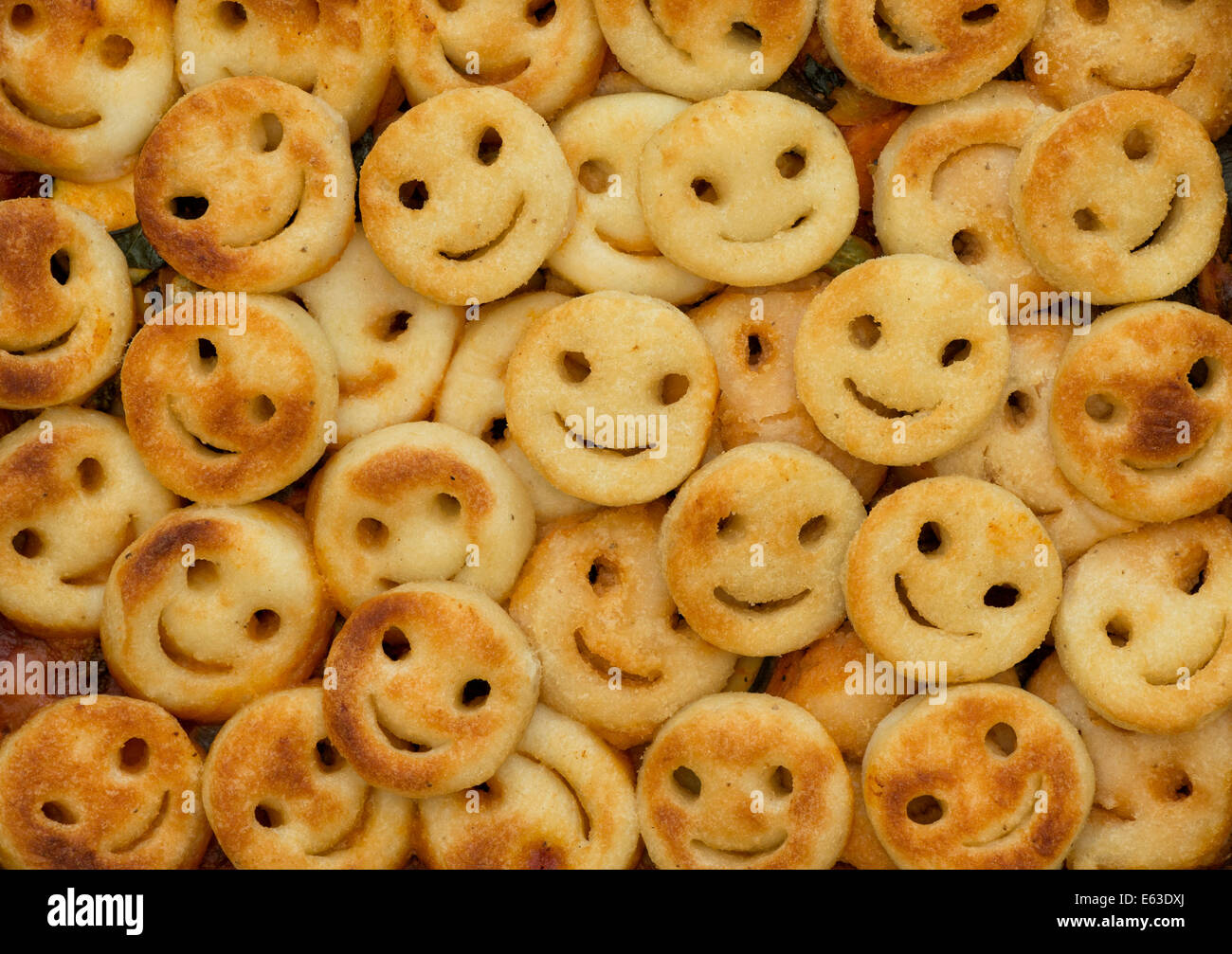 Gekochte Kartoffel-Püree lächelt. Gebackene Smiley-Gesicht-Kartoffeln Stockfoto