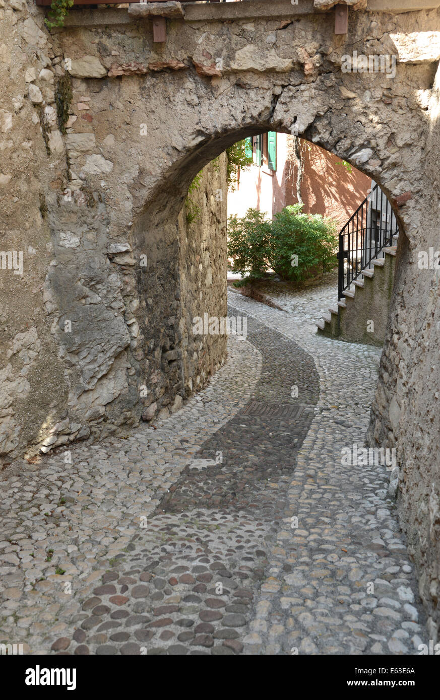Stein-Torbogen auf einer engen Gasse in Malcesine am Gardasee, Italien Stockfoto