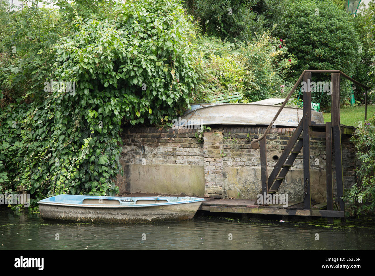 2014 kleine blaue Ruderboot am privaten Steg am Regents Kanal, London Stockfoto
