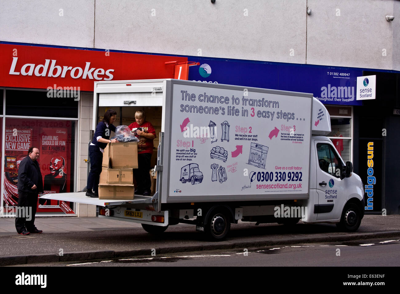 "Spüren Schottland" Lieferwagen ihren Shop Lager bereitzustellen, für die Menschen in Not auf Strathmartine Straße in Dundee, Großbritannien Stockfoto