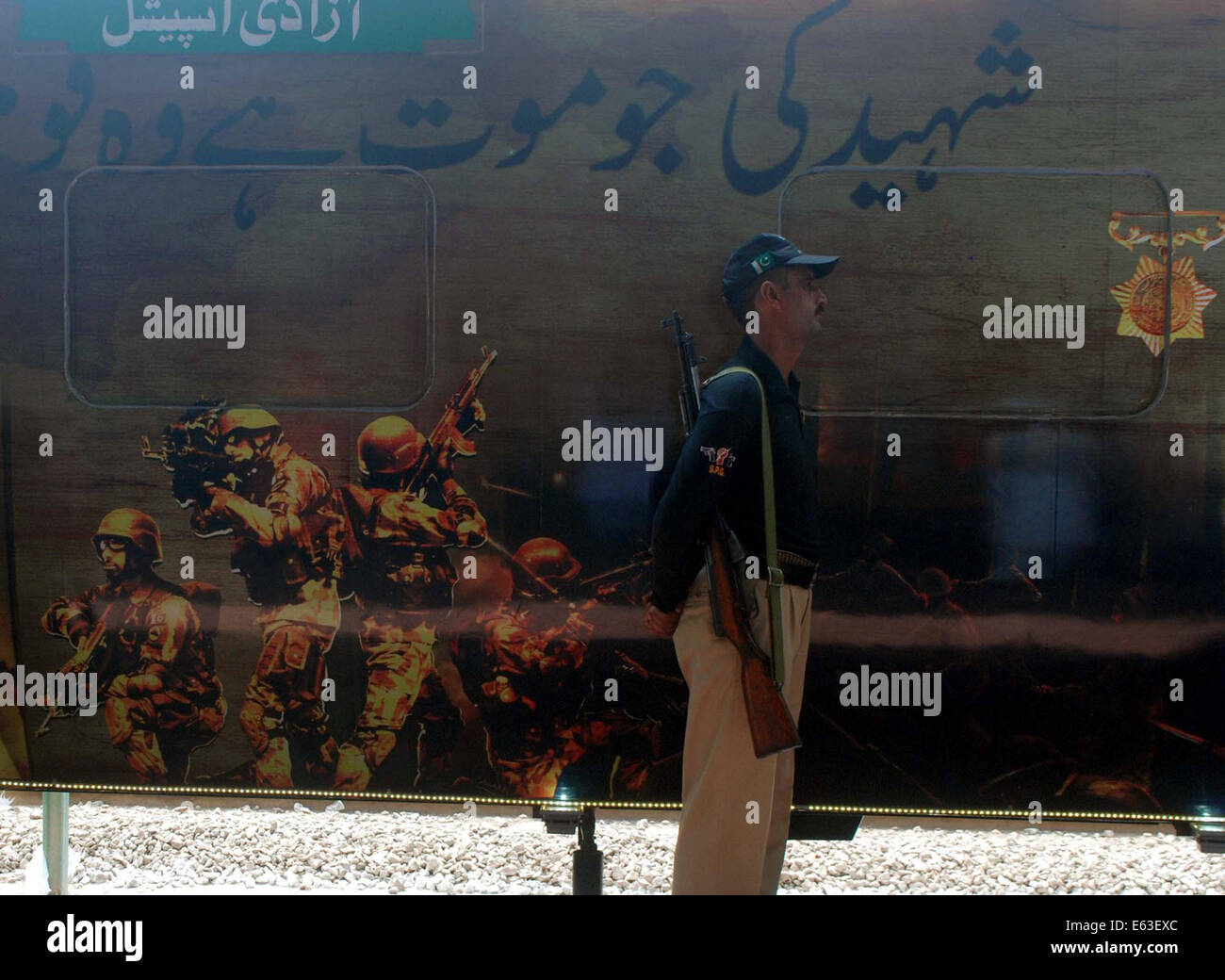 Offiziellen Status Sicherheitswarnung in der Nähe Fach der Azadi-Sonderzug am Bahnhof Peshawar auf Mittwoch, 13. August 2014. Der Zug wurde wunderschön mit Nationalflaggen und bunten Lichtern dekoriert. Freuen Sie sich auf hin-und Herbewegungen und vier nationale Galerien jeweils eine der Tehrik-e-Pakistan Führer, Armed Forces Schuhada des 1965, 1971 Kriege und diejenigen, die während des Betriebes gegen Terroristen in Nord-Waziristan mit Shahadat verliehen werden. Stockfoto