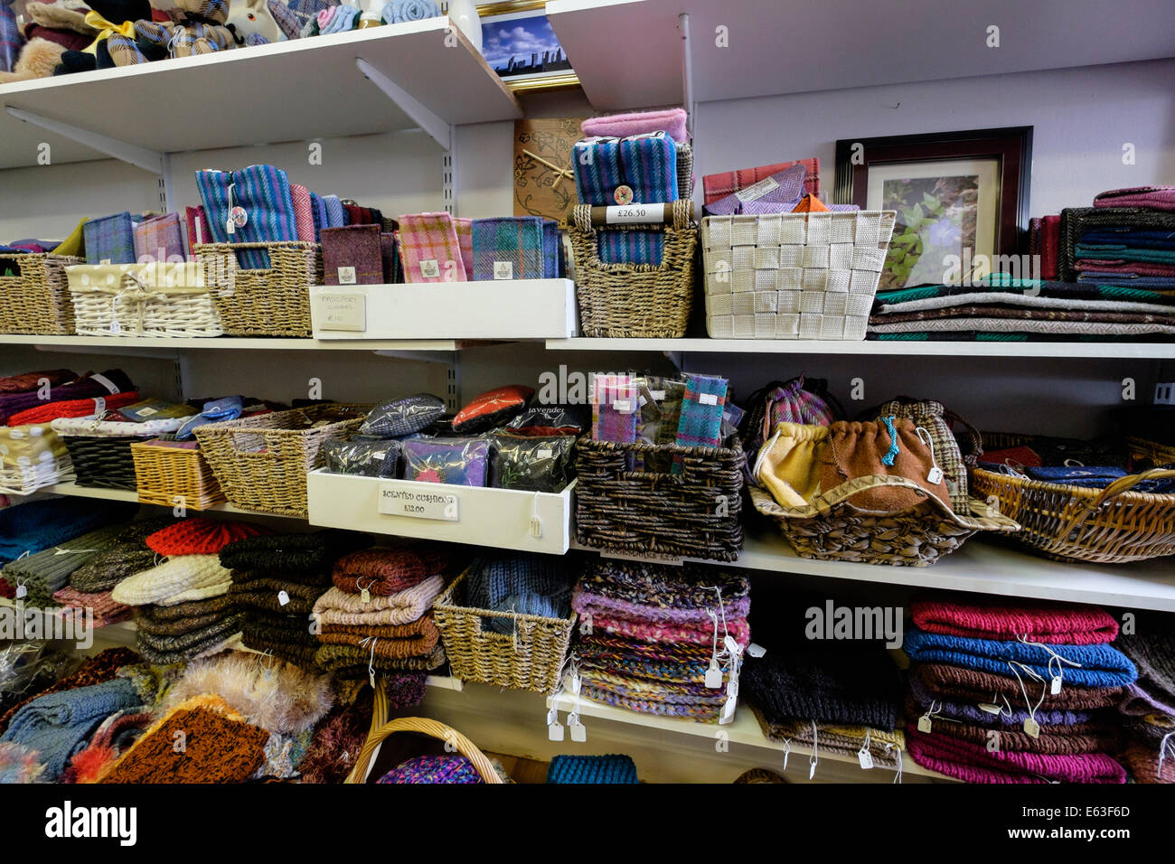 Hebridean tweed Waren und Souvenirs zum Verkauf auf Regalen in einem Geschenkeladen, in dem lokale Kammgarn Handwerk. Insel Lewis Äußere Hebriden Schottland Großbritannien Stockfoto