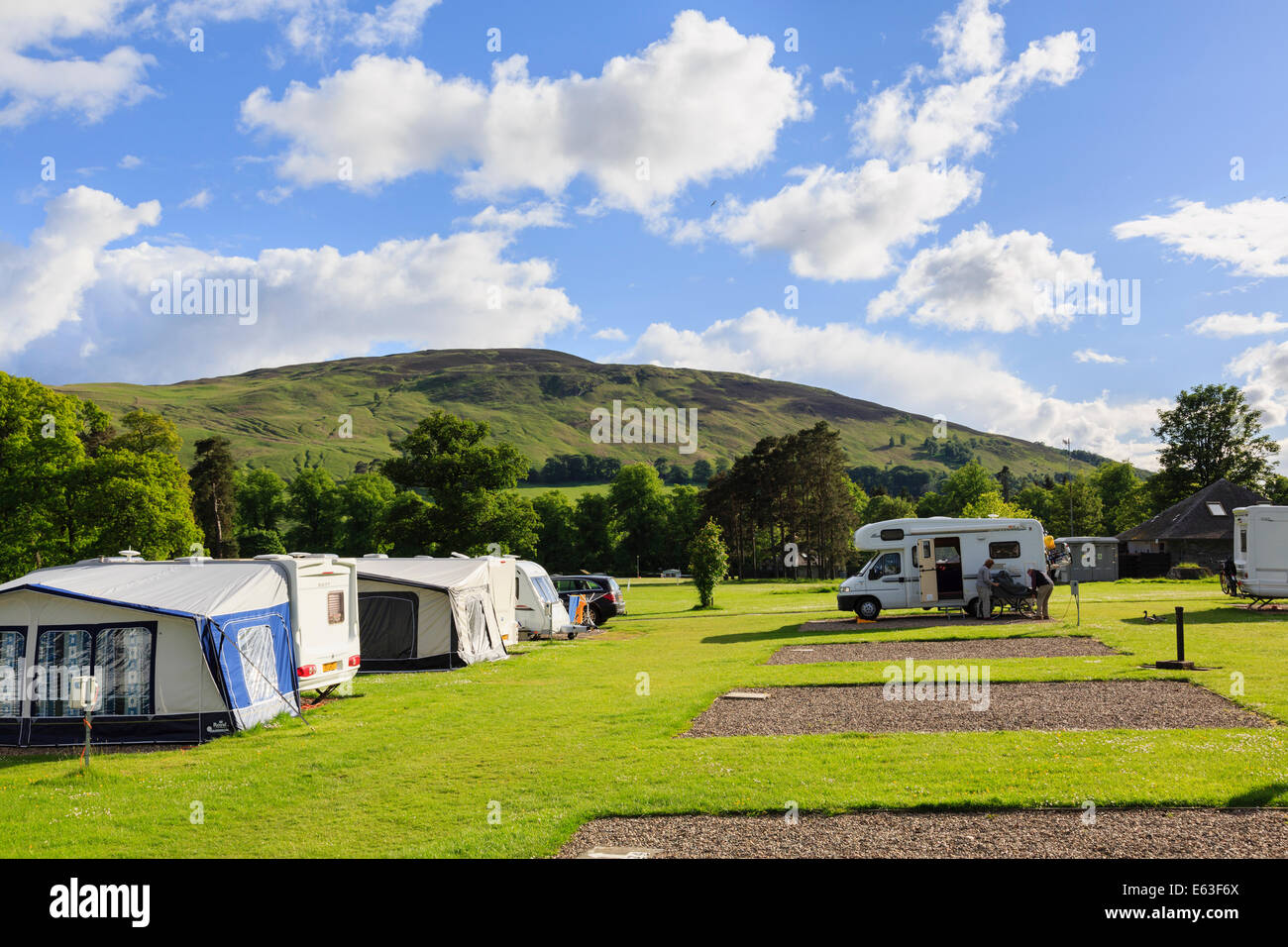Wohnmobile lagerten auf einem ruhigen Campingplatz in der Abendsonne im Frühsommer. Blair Atholl, Perth und Kinross, Schottland, UK, Großbritannien Stockfoto