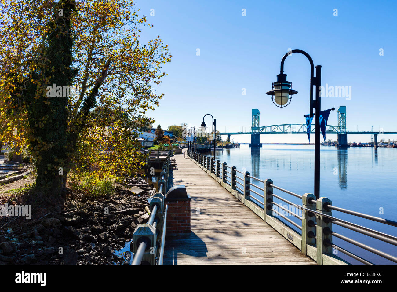 Die Innenstadt von Riverwalk neben Cape Fear River mit Cape Fear Memorial Bridge in Ferne, Wilmington, North Carolina, USA Stockfoto