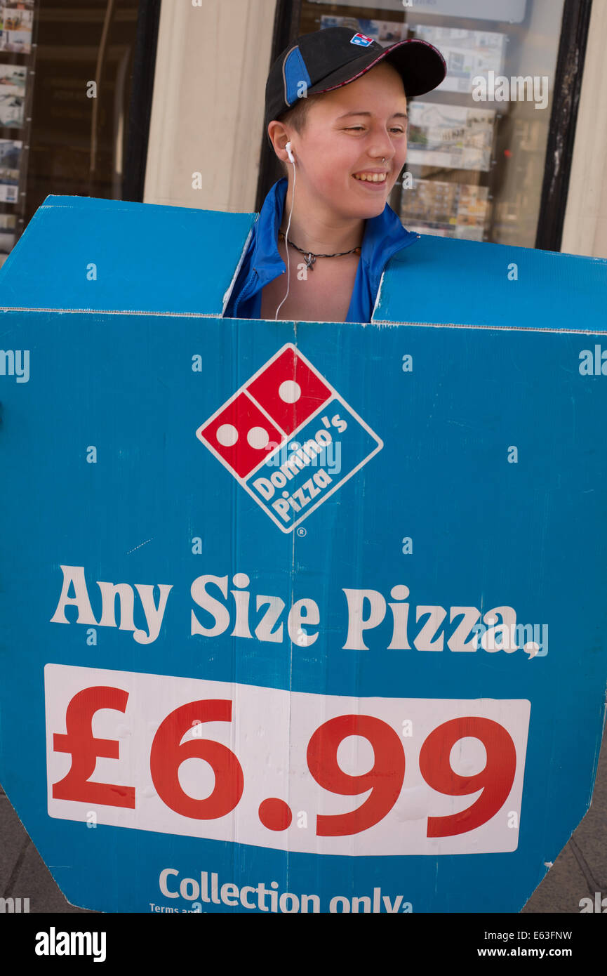 Schottland-2014. Edinburgh.  Eine junge Frau mit Sandwich an Bord verlockende Kunden Dominos Pizza für £6,99 kaufen Stockfoto