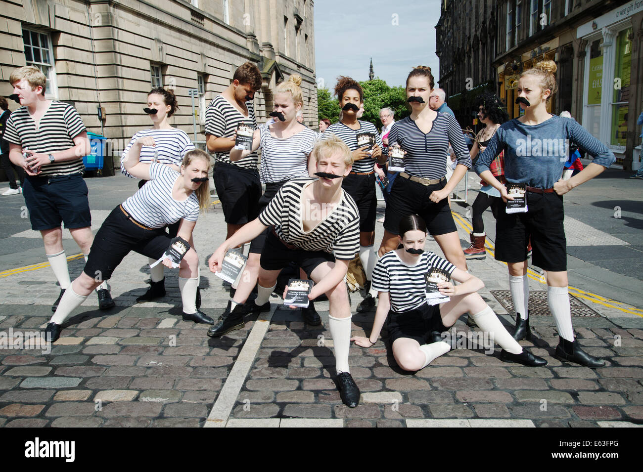 Schottland-2014. Edinburgh Festival. Die Fransen. Verteilen von Flyern für "Die schwersten Krankheiten St Kranks". Stockfoto