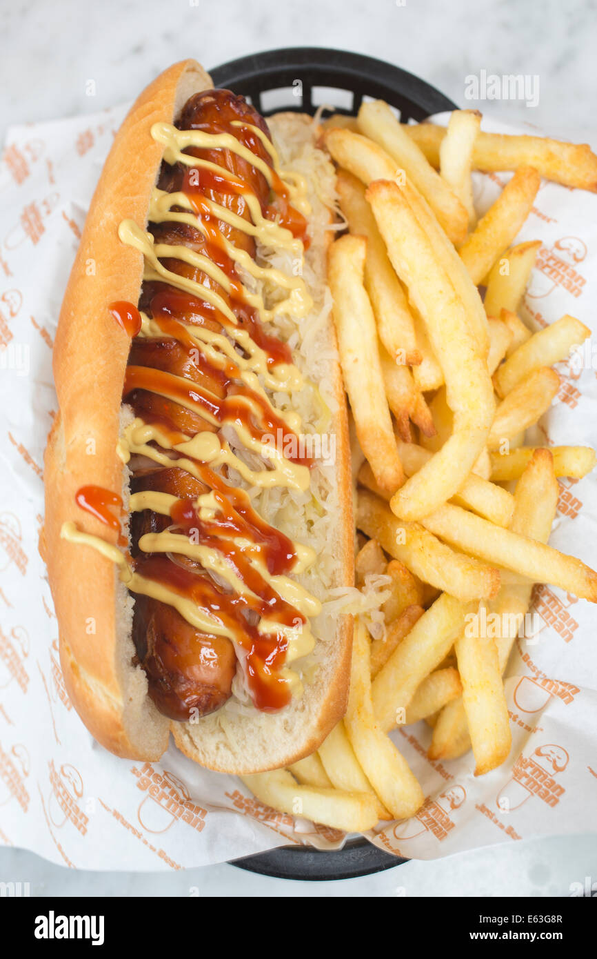 Bockwurst mit Pommes, Herman Ze deutschen Hoflieferant der deutschen Würstchen am Old Compton Street, Soho, London, England, UK Stockfoto