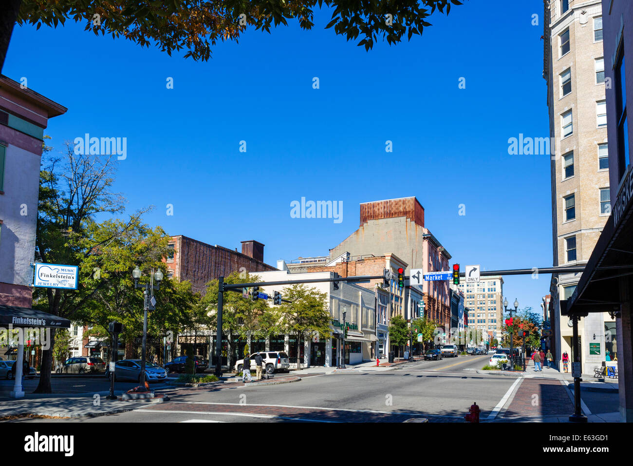 Front Street an der Kreuzung mit der Market Street im historischen Stadtzentrum von Wilmington, North Carolina, USA Stockfoto