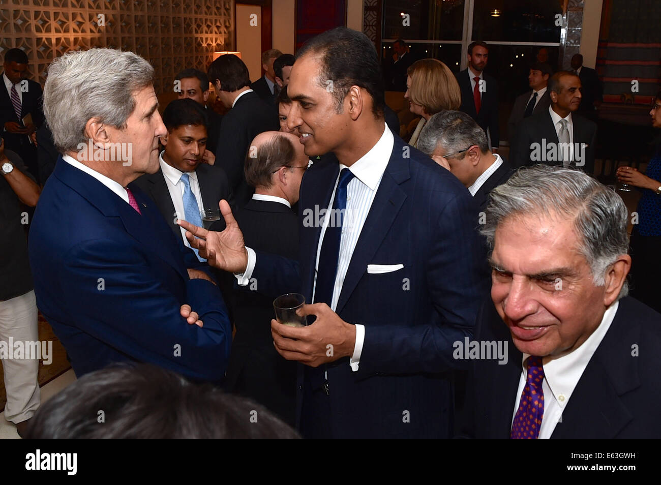 US-Außenminister John Kerry plaudert mit G.V Sanjay Reddy, stellvertretender Vorsitzender des GVK Power und Infrastructure Limited, vor einem Arbeitsessen am 30. Juli 2014, mit indischen und amerikanischen Geschäftsleuten im Roosevelt House - Residenz des Botschafters der USA in Stockfoto